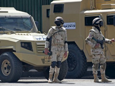 Des soldats égyptiens déployés devant l'Université du Caire où la sécurité a été renforcée à la veille de la présidentielle, le 25 mars 2018 - FETHI BELAID [AFP]