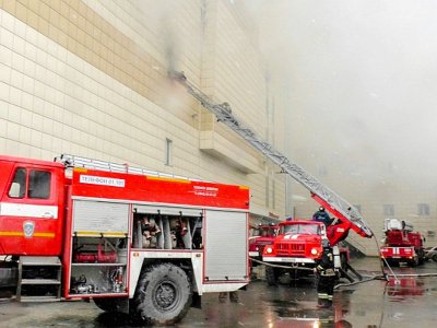Photo obtenue auprès du ministère russe des Situations d'urgence le 25 mars 2018 montrant des camions de pompiers luttant contre un incendie dans un centre commercial de Kemerovo en Sibérie occidentale - HO [RUSSIAN EMERGENCY SITUATIONS MINISTRY/AFP]