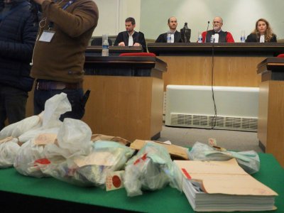 Des magistrats siègent devant les dossiers examinés par la cour d'assises de Perpignan au premier jour du procès le 5 mars 218 de Jacques Rancon, accusé d'être le meurtrier de la gare de Perpignan - RAYMOND ROIG [AFP/Archives]