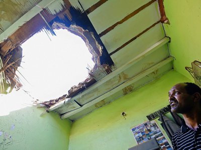 Trou dans le plafond d'un appartement touché par des éclats d'obus après une salve de missiles tirés par des rebelles yéménites à Riyad (Arabie Saoudite), le 26 mars 2018 - FAYEZ NURELDINE [AFP]