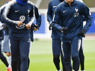 Le défenseur Djibril Sidibé (g) et l'attaquant Kylian Mbappé s'entraînent avec leurs coéquipiers de l'équipe de France, à Clairefontaine, le 25 mars 2018 - FRANCK FIFE [AFP]