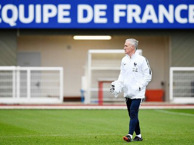 Le sélectionneur Didier Deschamps dirige l'entraînement de l'équipe de France à Clairefontaine, le 25 mars 2018 - FRANCK FIFE [AFP]