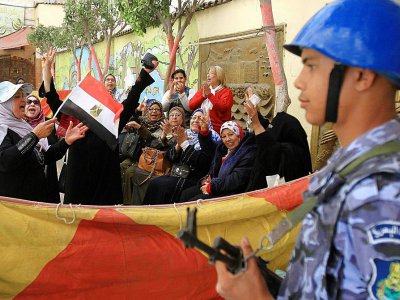 Des Egyptiennes rassemblées devant un bureau de vote d'Alexandrie, dans le nord de l'Egypte, au premier jour de l'élection présidentielle, le 26 mars 2018 - STRINGER [AFP]