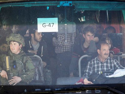 Photo d'un soldat russe accompagnant un convoi de rebelles et civils syriens évacués de la Ghouta orientale dans le cadre d'un accord supervisé par Moscou, le 25 mars 2018 - LOUAI BESHARA [AFP]