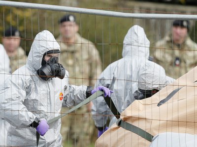 Des militaires vêtus d'équipements protecteurs enlèvent le 14 mars 2018 à Salisbury (Royaume-Uni) un véhicule en liaison avec l'empoisonnement d'un ex-agent double et sa fille - Adrian DENNIS [AFP/Archives]