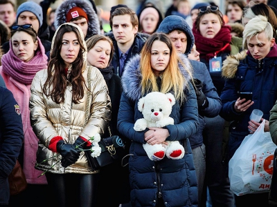 Des personnes rassemblées à Moscou, le 27 mars 2018, en hommage aux victimes de l'incendie d'un centre commercial à Kemerovo, en Sibérie - Mladen ANTONOV [AFP]