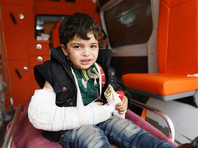 Une enfant mange un sandwich dans une ambulance à son arrivée à Qalaat al-Madiq, localité de la province syrienne de Hama, après son évacuation d'un secteur rebelle de la Ghouta orientale, le 28 mars 2018 - OMAR HAJ KADOUR [AFP]