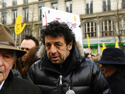 L'acteur et chanteur Patrick Bruel participent à la marche blanche contre l'antisémitisme à Paris, le 28 mars 2018 - ALAIN JOCARD [AFP]