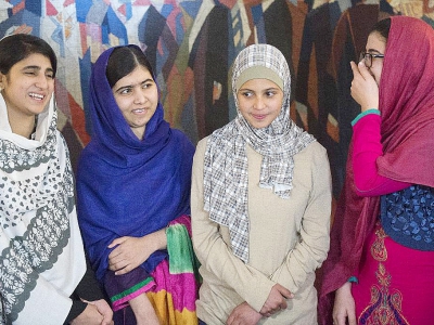 La jeune Pakistanaise Malala yousafzai (2e g) avec ses amies, les Pakistanaise Shazia Ramzan (g), Kainat Riaz (d) et la Syrienne Mezon Almellehan (2e d), le 9 décembre 2014 à Oslo - Odd Andersen [AFP]