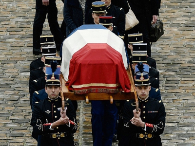 La Garde républicaine porte le cercueil du colonel Arnaud Beltrame lors d'un hommage solennel aux Invalides à Paris le 28 mars 2018 - Philippe LOPEZ [AFP]