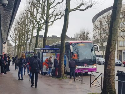 L'avenue Champlain, sur la rive gauche de Rouen, s'est rapidement transformé en seconde gare routière pour les "bus Macron". - Aurélien Delavaud