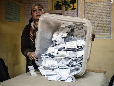 Une assesseure de vote ouvre une urne électorale à l'issue du scrutin présidentiel en Egypte, le 28 mars 2018 au Caire - Mohamed el-Shahed [AFP]