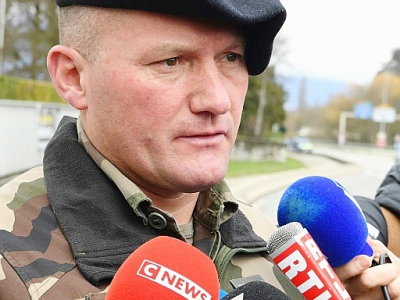 Le colonel Alain Didier, chef d'état-major de la 27e Brigade d'infanterie de montagne (BIM),
s'adresse à la presse le 29 mars 2018, à proximité de la caserne de Varces dans l'Isère - JEAN-PIERRE CLATOT [AFP]