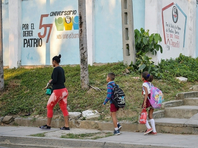 Des slogans peints sur des murs faisant référence aux CDR, Comités de Défense de la Révolution, le 23 mars 2018 à Cienfuegos - Yamil LAGE [AFP]