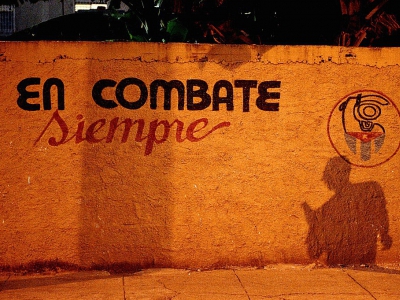 Un slogan "Le combat toujours" peint sur un mur avec le logo des CDR, Comités de Défense de la Révolution, le 22 mars 2018 à Cienfuegos, à Cuba - Yamil LAGE [AFP]