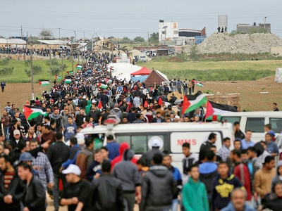 Des Palestiniens manifestent à l'est de la ville de Gaza, près de la frontière entre la bande de Gaza et Israël, le 30 mars 2018 à l'occasion de la "Journée de la terre" - MAHMUD HAMS [AFP]