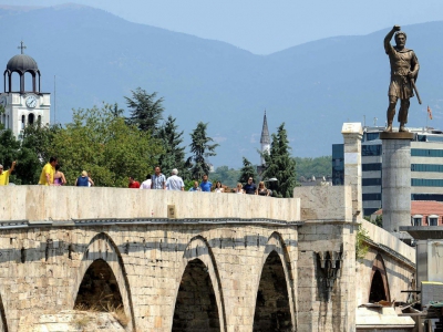 Une statue de Philippe II de Macédoine, père d'Alexandre le Grand, surplombe un pont à Skopje, le 23 juillet 2012 - Robert ATANASOVSKI [AFP/Archives]