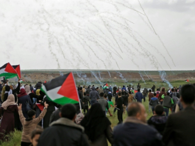 Du gaz lacrymogène est lancé par les forces israéliennes vers des manifestants palestiniens dans la bande de Gaza, près de la frontière avec Israël, le 30 mars 2018 - MAHMUD HAMS [AFP]