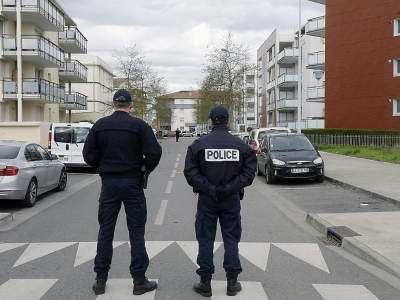 Des policiers à Colomiers, dans le sud de la France, près de l'endroit où le journaliste azerbaïdjanais Rahim Namazov et son épouse ont été la cible de tirs, le 30 mars 2018 - PASCAL PAVANI [AFP]