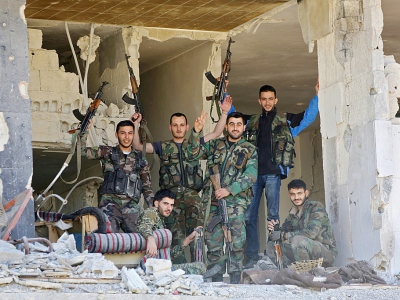 Des soldats du régime syrien à Harasta, ville de la Ghouta orientale reprise aux rebelles, le 29 mars 2018 - STR [AFP]