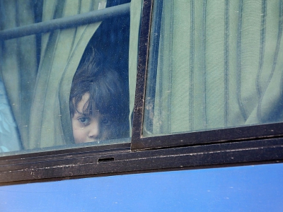 Un enfant syrien quitte sa région de la Ghouta orientale après un accord sur l'évacuation des rebelles de cette zone près de Damas, bombardée durant des semaines par le régime. Photo prise à Qalaat al-Madiq le 30 mars 2018 - Zein Al RIFAI [AFP]