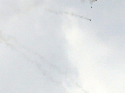 Photo d'un drone israélien effectuant des tirs de gaz lacrymogène au-dessus de la frontière avec la bande de Gaza, le 30 mars 2018 - MAHMUD HAMS [AFP]