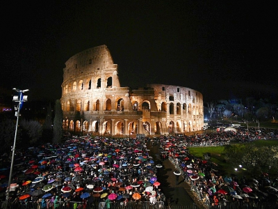 La cérémonie du Chemin de Croix devant le Colisée à Rome, le 30 mars 2018. - Filippo MONTEFORTE [AFP]