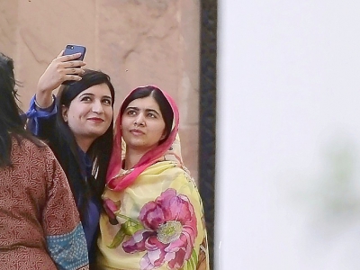 Malala Yousafzai (C) avec une journaliste prenant un selfie, à Islamabad le 30 mars 2018 - AAMIR QURESHI [AFP]