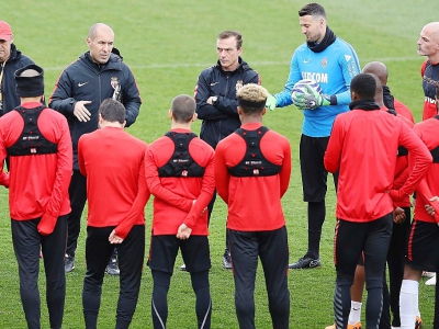 L'entraîneur portugais de Monaco, Leonardo Jardim (2e g), s'adresse à ses joueurs lors d'un entraînement, à La Turbie, le 29 mars 2018 - VALERY HACHE [AFP]