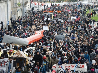 Un millier de personnes, dont des migrants et des occupants de la ZAD de Notre-Dame-des-Landes, manifestent le 31 mars 2018 à Nantes contre "toutes les expulsions", alors que prend fin la trêve hivernale - JEAN-SEBASTIEN EVRARD [AFP]