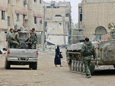 Des forces du régime syrien se dirigent vers la dernière enclave rebelle dans la Ghouta orientale, située autour de la ville de Douma. Photo prise le 28 mars 2018 à Hazzeh, une ville endommagée par les bombardements de l'armée syrienne - STRINGER [AFP/Archives]