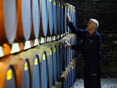 Des fûts de whisky entreposés à la distillerie de Auchentoshan, près de Glasgow, le 28 février 2018 - ANDY BUCHANAN [AFP]