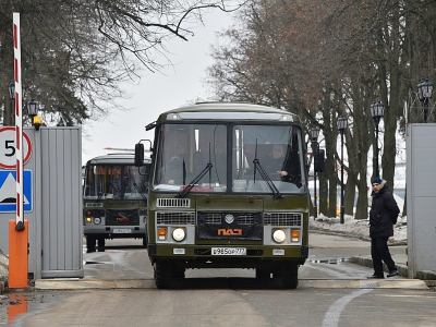 Des bus quittent l'aéroport moscovite de Vnukovo après l'arrivée d'un avion rapatriant 46 diplomates russes expulsés des Etats-Unis ainsi que leurs familles, le 1er avril 2018 - Vasily MAXIMOV [AFP]