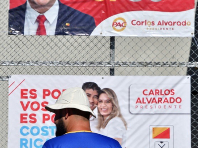 Affiches pour Carlos Alvarado devant un bureau de vote à San Jose le 1er avril 2018 - Ezequiel BECERRA [AFP]