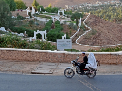 La route qui mène à Ksar Tafilelt, éco-cité auto-proclamée en Algérie, le 7 novembre 2017 - RYAD KRAMDI [AFP]
