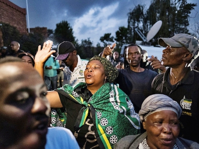 Des sympathisants de l'ANC réunis devant la maison de Winnie Mandela à Soweto, le 2 avril 2018 - MARCO LONGARI [AFP]