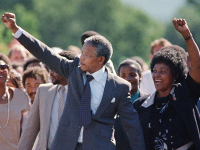 Nelson Mandela et sa femme Winnie brandissant leurs poings à la sortie de prison de Mandela, le 11 février 1990 - ALEXANDER JOE [FILES/AFP/Archives]