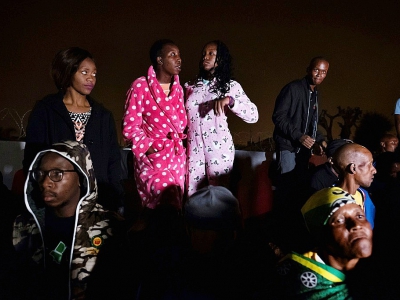 Des sympathisants de l'ANC réunis devant la maison de Winnie Mandela, le 2 avril 2018 à Soweto - MARCO LONGARI [AFP]