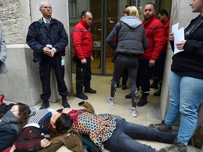 Une étudiante entre dans la faculté de droit de Montpellier malgré le blocage d'autres étudiants protestant contre sa réouverture le 3 avril 2018 - SYLVAIN THOMAS [AFP]