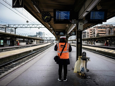 Un employé sur un quai en gare de Lyon Part-Dieu au début de la "grève perlée" à la SNCF, le 2 avril 2018 - JEFF PACHOUD [AFP]