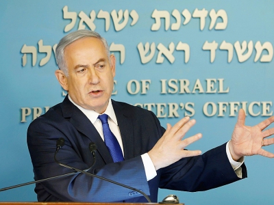 Le Premier ministre israélien Benjamin Netanyahu annonçant un accord avec l'ONU sur des migrants africains, le 2 avril 2018 à Jérusalem - Menahem KAHANA [AFP]