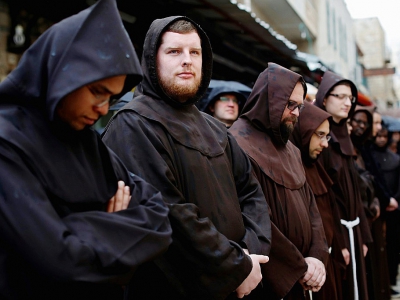 Des moines franciscains dans la Vieille ville de Jérusalem au cours d'une procession, le 16 mars 2018 - Thomas COEX [AFP]
