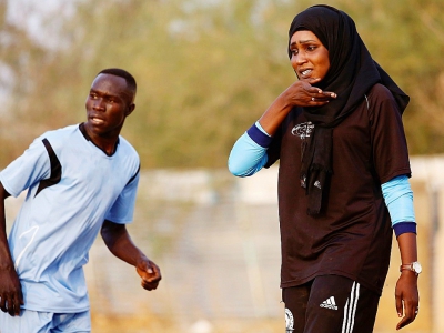 La Soudanaise Salma al-Majidi, première coach d'un club de foot, lors d'un entraînement avec les joueurs du club régional Al-Ahly, le 17 février 2018 à Al-Gadaref, à l'est de Khartoum - ASHRAF SHAZLY [AFP]
