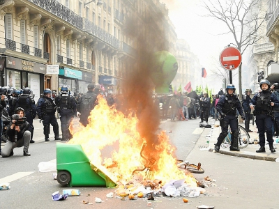 Une poubelle incendiée sur le parcours de la manifestation parisienne des cheminots, mardi 3 avril 2018 - BERTRAND GUAY [AFP]