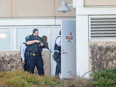 La police entere dans le bâtiment de YouTube, près de San Franciscole 3 avril 2018 - JOSH EDELSON [AFP]