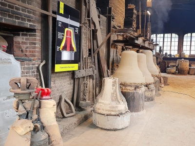 Une centaine de cloches sont fabriquées chaque années dans les ateliers de la rue du pont chignon à Villedieu les Poêles. - Thibault Deslandes