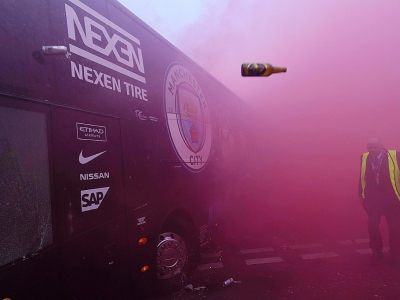 Le bus de Manchester City cible de projectiles à Liverpool le 4 avril 2018 - Paul ELLIS [AFP]
