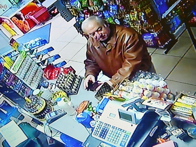 Capture d'écran d'une vidéo de surveillance montrant Sergueï Skripal en train de faire ses courses à Salisbury, en Angleterre, le 27 février 2018 - - [AFP/Archives]