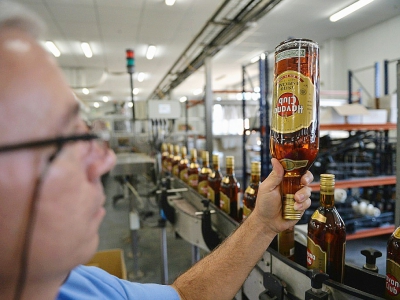 Une bouteille de Havana Club produite à Cuba par le géant français Pernod Ricard - YAMIL LAGE [AFP]