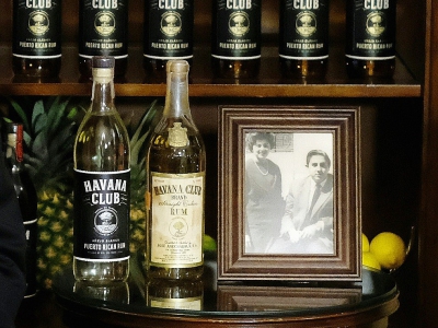 Une bouteille de vieux rhum Havana Club (avant Castro) et une bouteille contemporaine de Havana Club Bacardi, le 3 avril dans un bar à New York - ANGELA WEISS [AFP]